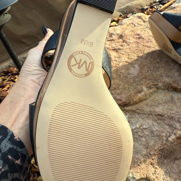 Michael KORS black leather and wood wedge heels ow my ! 🥰 size 8.5 - Picture 5 of 9